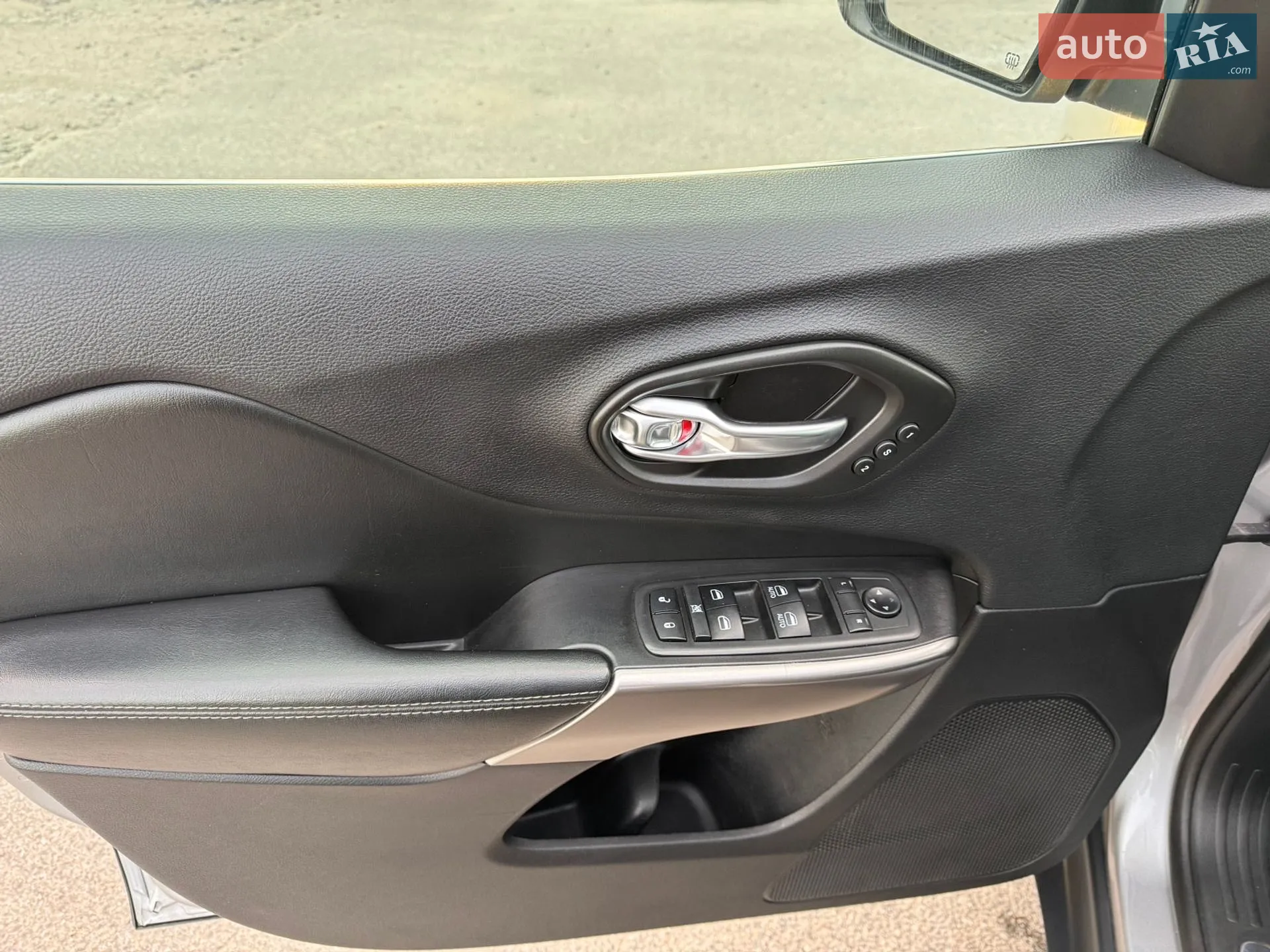 2019 Jeep Cherokee - мініатюра 28