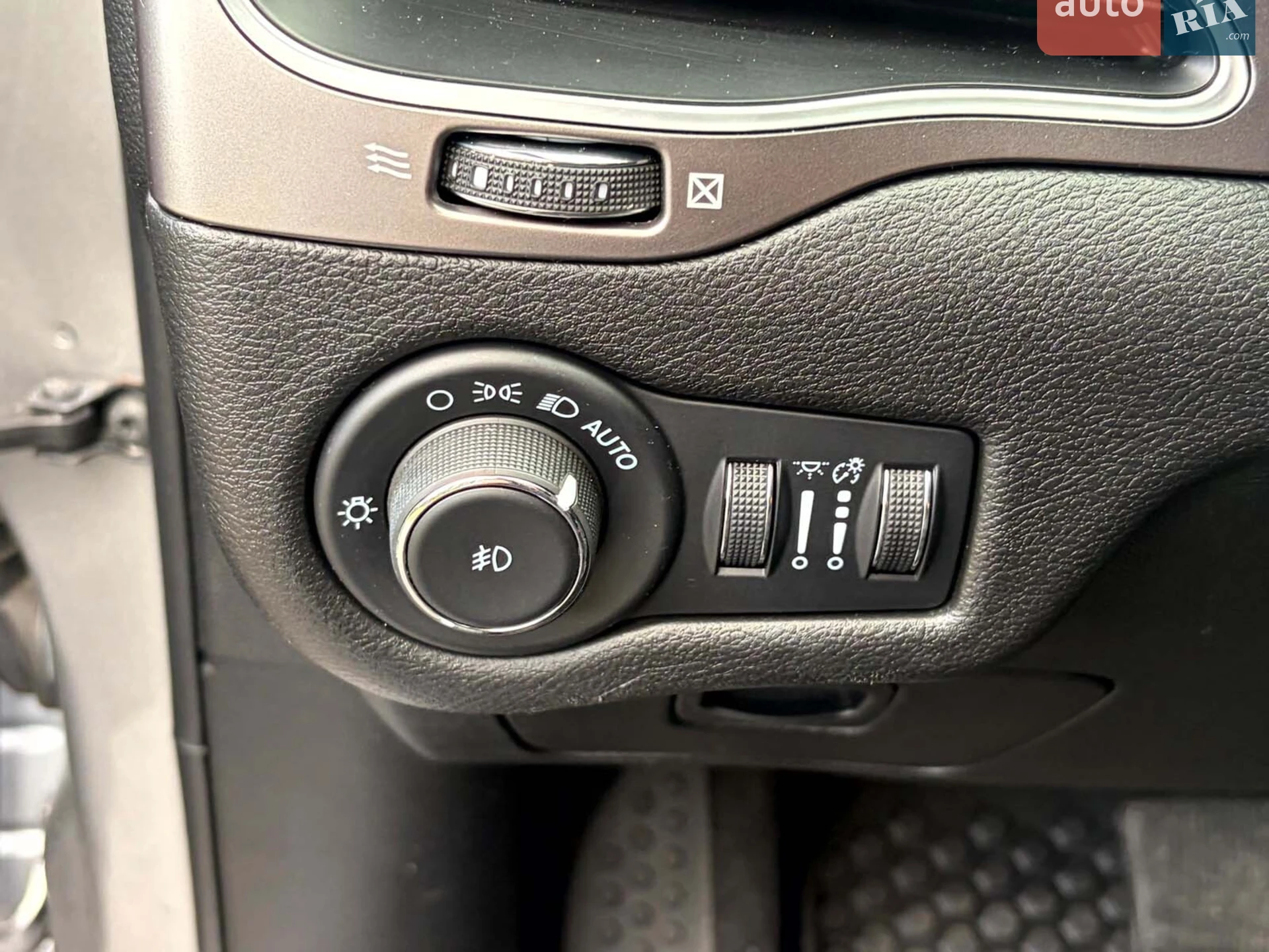 2020 Jeep Cherokee - мініатюра 27