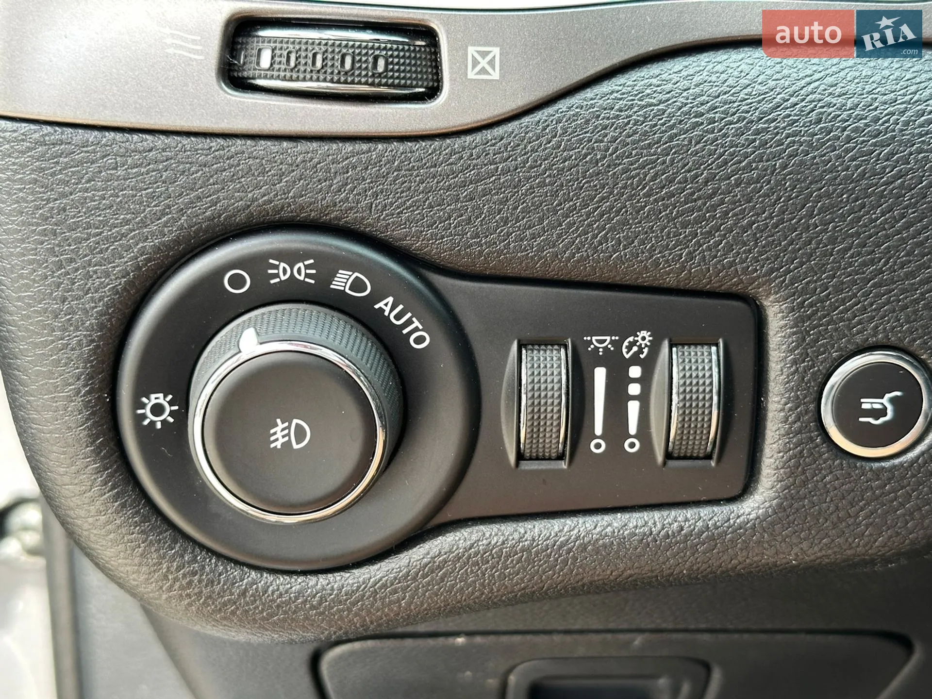 2020 Jeep Cherokee - мініатюра 38