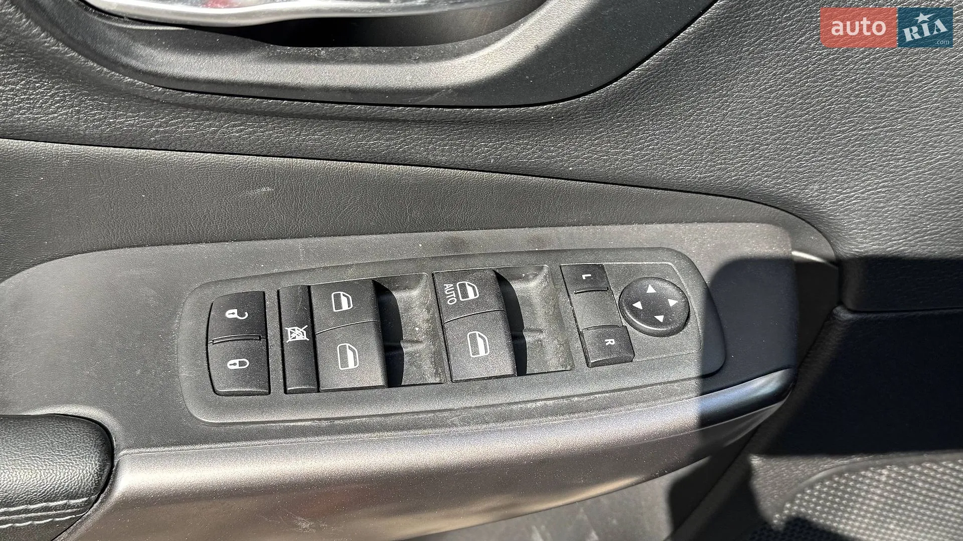 2020 Jeep Cherokee - мініатюра 23
