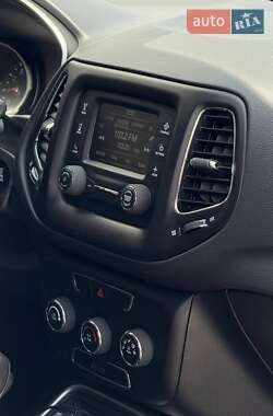 Внедорожник / Кроссовер Jeep Compass 2018 в 