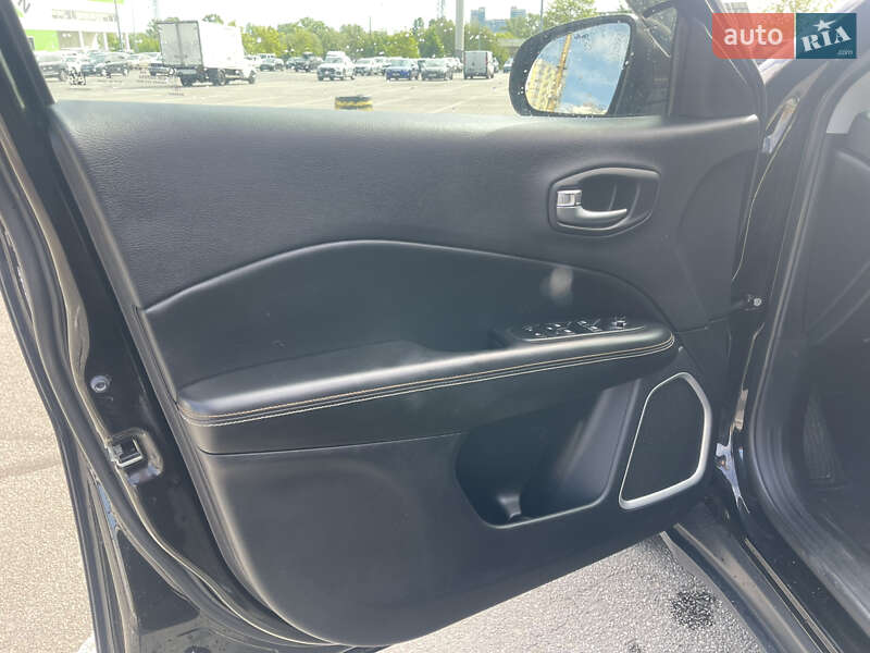 Внедорожник / Кроссовер Jeep Compass 2017 в Киеве