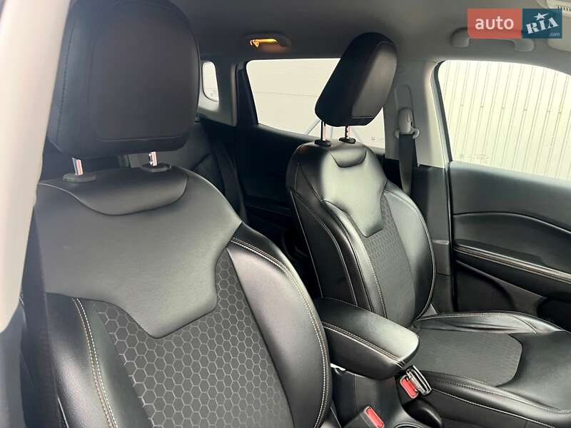 Внедорожник / Кроссовер Jeep Compass 2017 в Киеве