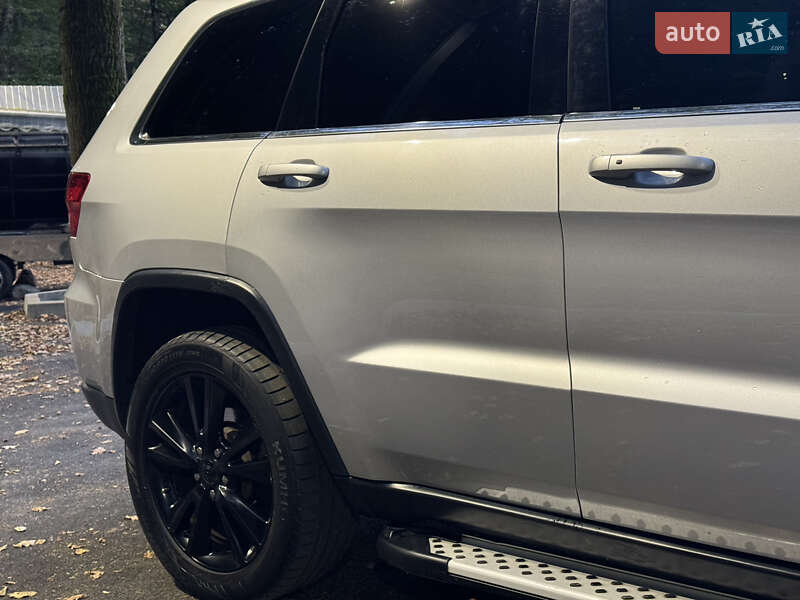 Внедорожник / Кроссовер Jeep Grand Cherokee 2012 в Ужгороде