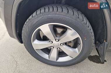 Позашляховик / Кросовер Jeep Grand Cherokee 2014 в 