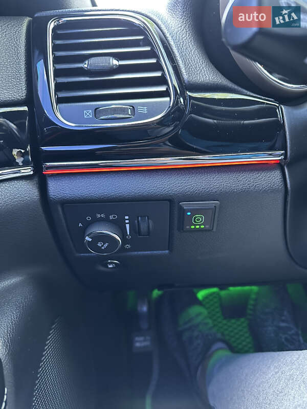 Внедорожник / Кроссовер Jeep Grand Cherokee 2015 в Киеве