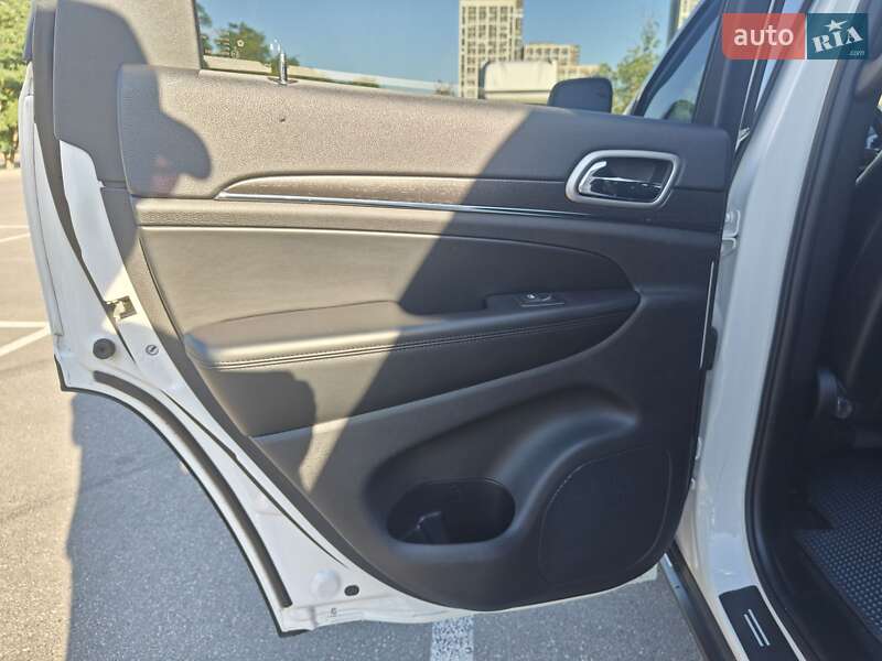Внедорожник / Кроссовер Jeep Grand Cherokee 2018 в Киеве фото 26 Внедорожник / Кроссовер Jeep Grand Cherokee 2018 в Киеве