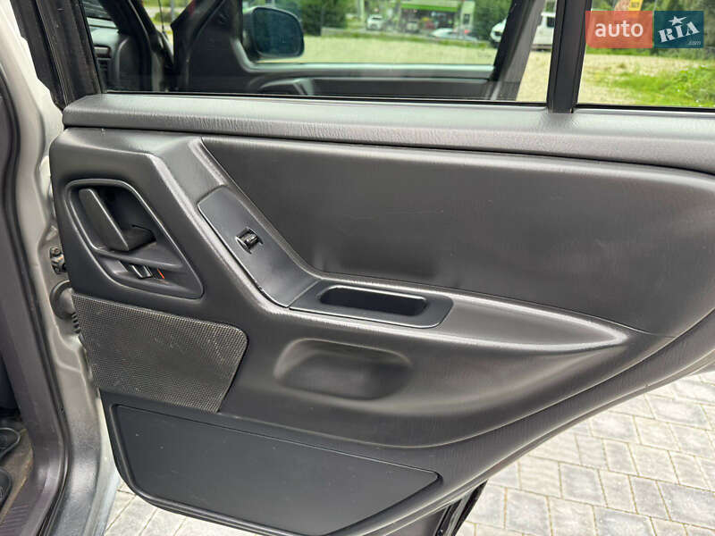 Внедорожник / Кроссовер Jeep Grand Cherokee 2000 в Косове