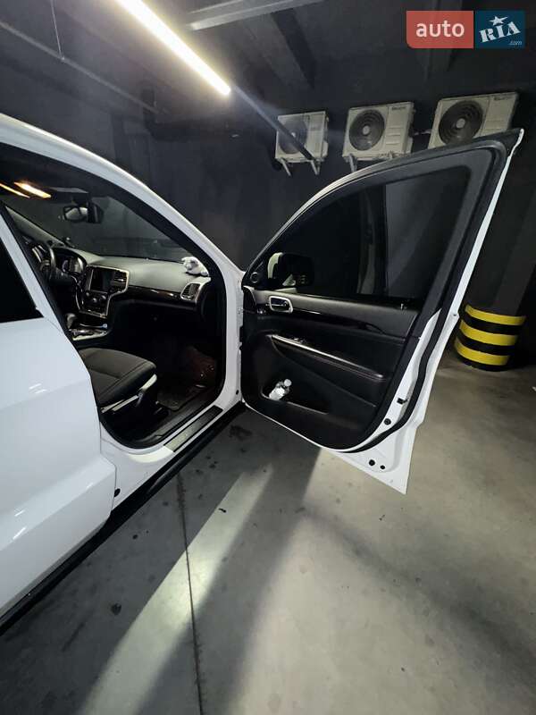 Внедорожник / Кроссовер Jeep Grand Cherokee 2016 в Киеве