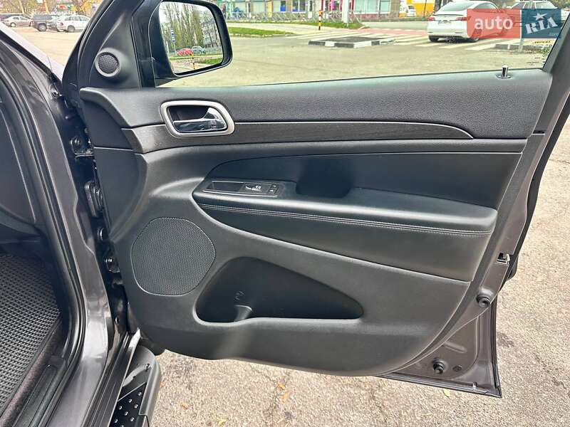 Внедорожник / Кроссовер Jeep Grand Cherokee 2016 в Кропивницком