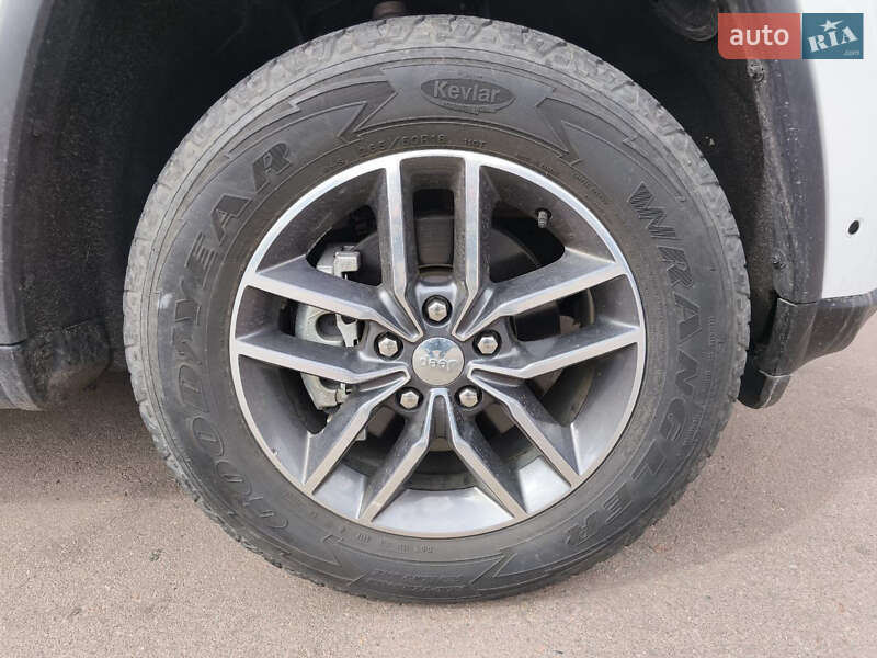 Внедорожник / Кроссовер Jeep Grand Cherokee 2017 в Киеве