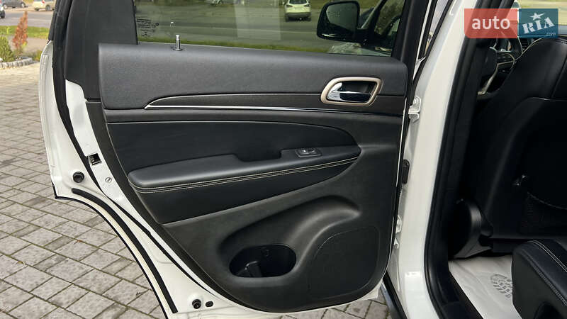 Внедорожник / Кроссовер Jeep Grand Cherokee 2016 в Львове