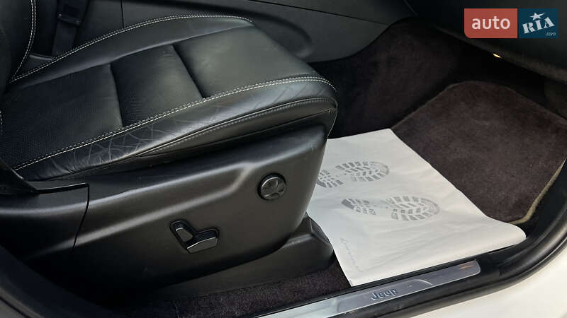 Внедорожник / Кроссовер Jeep Grand Cherokee 2016 в Львове