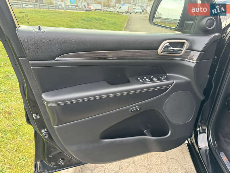 Внедорожник / Кроссовер Jeep Grand Cherokee 2016 в Киеве