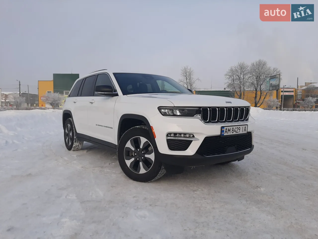 Продаю свій grand cherokee  4xe 2022 року випуску  plag-in hybrid. Придбаний в США Безпека не спрацьовувала, на момент покупки заводилась і їхала. Экономний сімейний позашляховик  з різними режимами їзди   та знижуючим рядом передач,  на електротязі при зарядженому акумуляторі проїзжає до 40 км. середня витрата палива  8-9л/100 км.Авто повністю  обслужене-замінено мастило і фільтра.