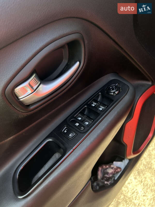 Позашляховик / Кросовер Jeep Renegade 2015 в Дніпрі фото 12 Позашляховик / Кросовер Jeep Renegade 2015 в Дніпрі