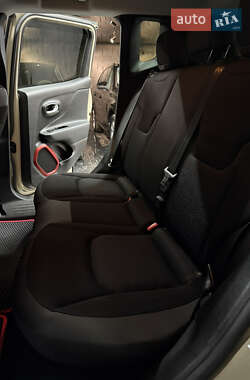 Внедорожник / Кроссовер Jeep Renegade 2016 в 