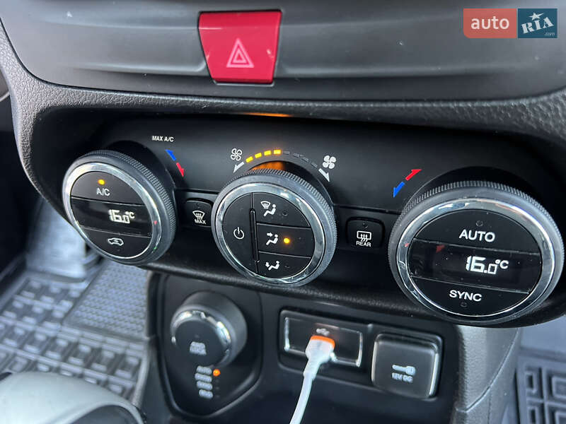 Позашляховик / Кросовер Jeep Renegade 2016 в Чернівцях