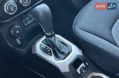 Внедорожник / Кроссовер Jeep Renegade 2016 в 