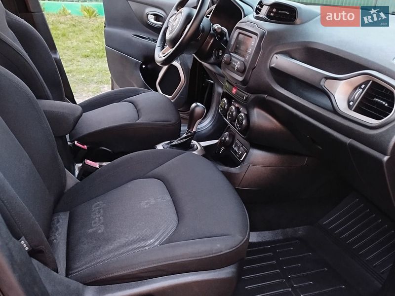 Внедорожник / Кроссовер Jeep Renegade 2016 в Ружине