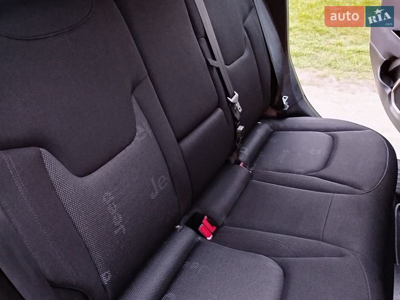 Внедорожник / Кроссовер Jeep Renegade 2016 в Ружине