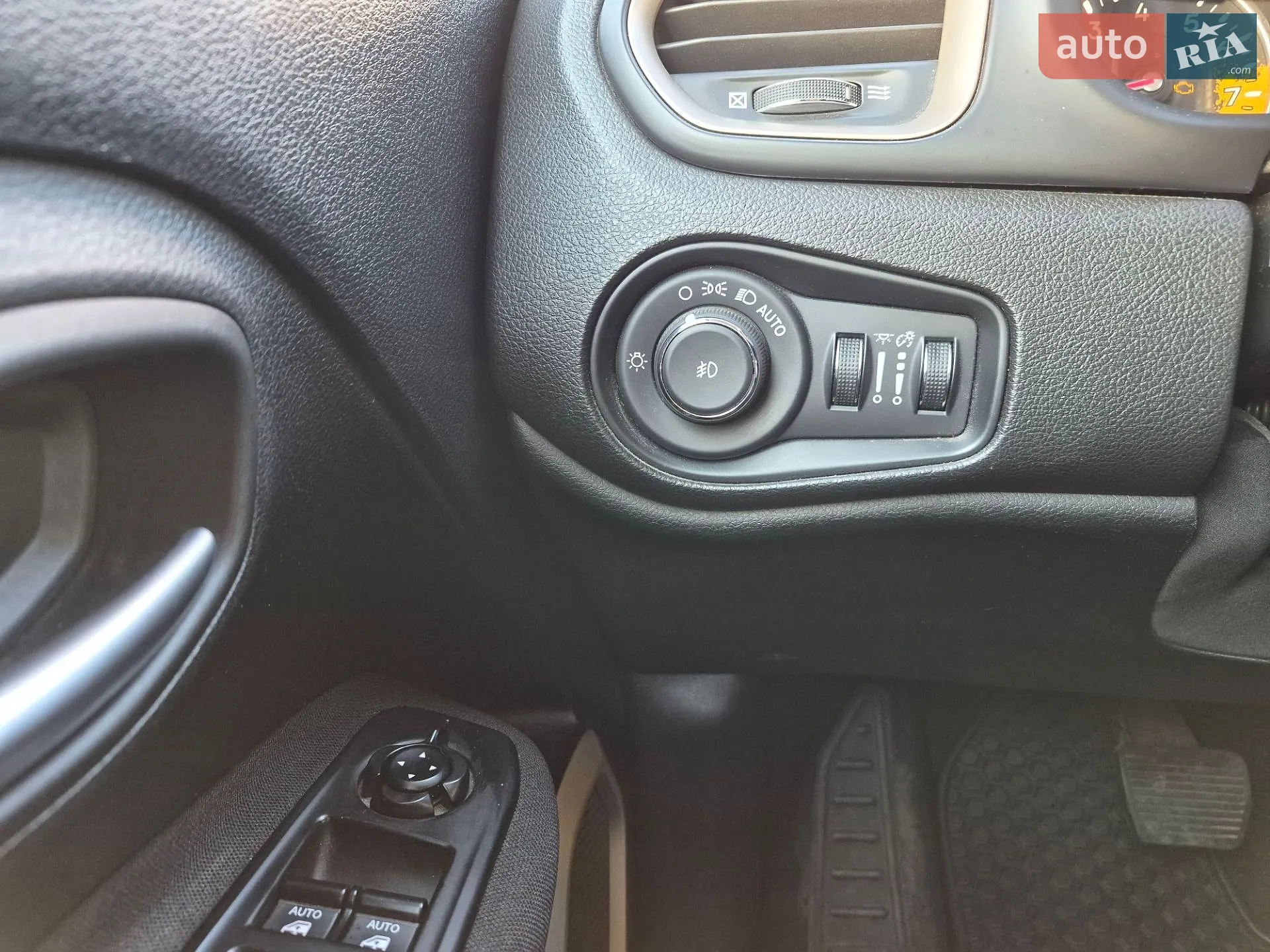 2015 Jeep Renegade - мініатюра 15