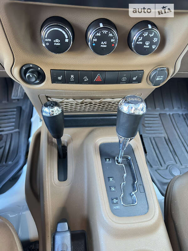 Внедорожник / Кроссовер Jeep Wrangler 2012 в Киеве