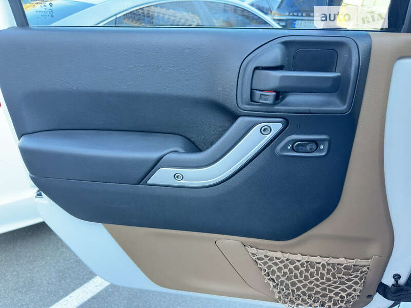Внедорожник / Кроссовер Jeep Wrangler 2012 в Киеве