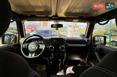 Внедорожник / Кроссовер Jeep Wrangler 2015 в 