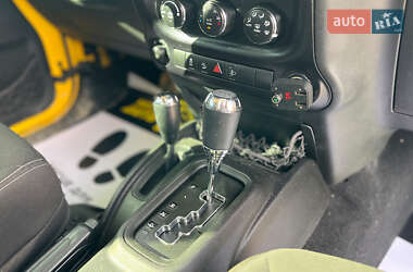 Внедорожник / Кроссовер Jeep Wrangler 2015 в 