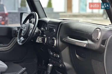 Внедорожник / Кроссовер Jeep Wrangler 2015 в 