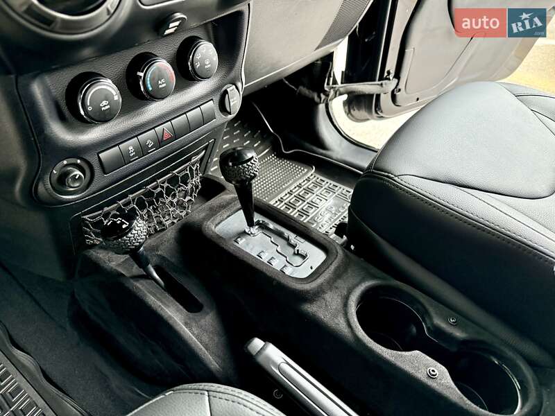 Позашляховик / Кросовер Jeep Wrangler 2016 в Києві фото 34 Позашляховик / Кросовер Jeep Wrangler 2016 в Києві