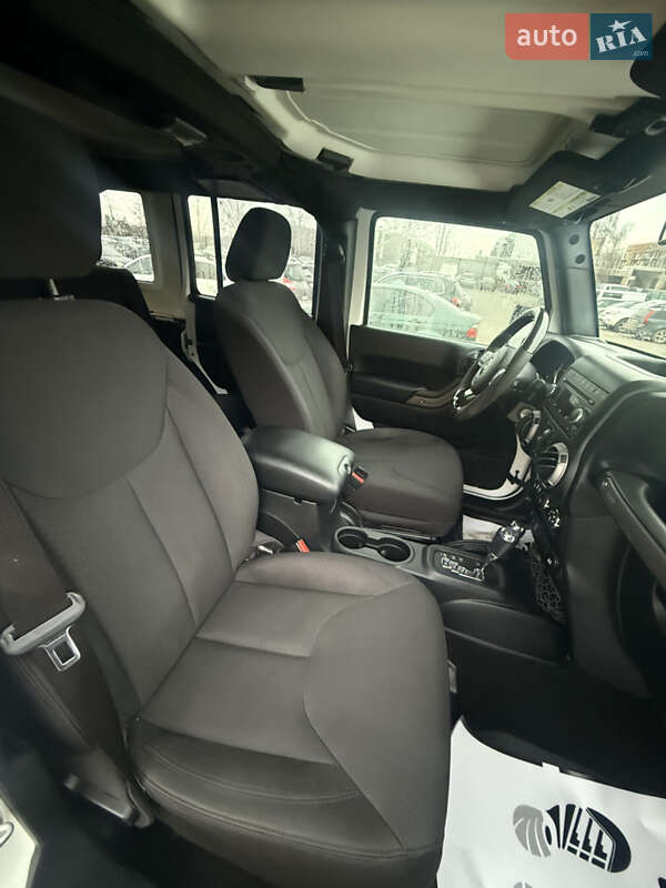 Позашляховик / Кросовер Jeep Wrangler 2016 в Луцьку фото 15 Позашляховик / Кросовер Jeep Wrangler 2016 в Луцьку