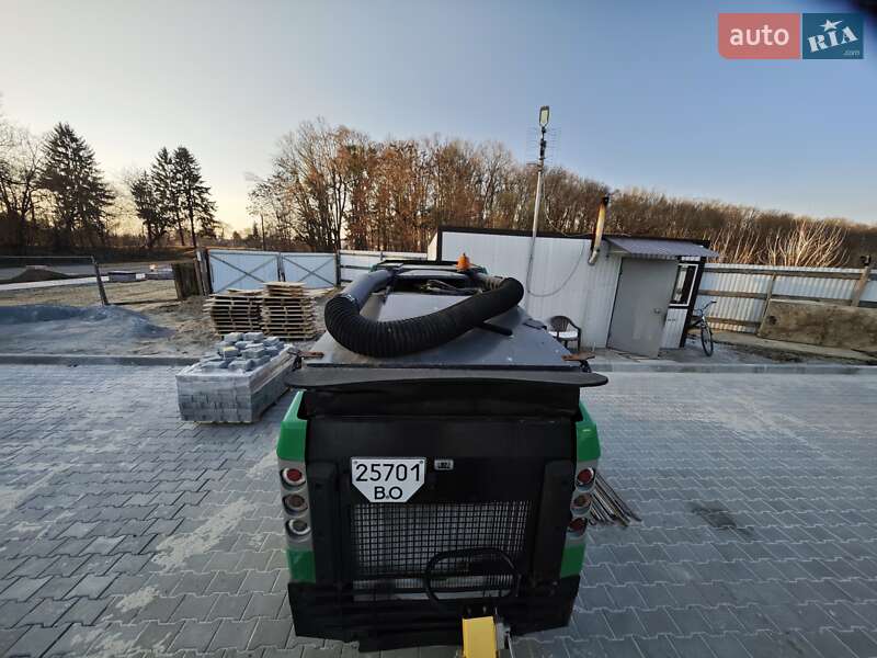 Уборочная машина Johnston Sweepers 142A101T 2010 в Ровно