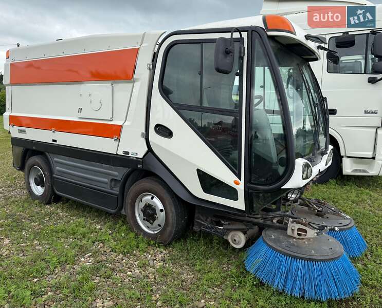 Johnston Sweepers Compact 2011