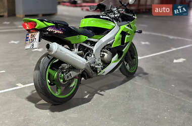 Спортбайк Kawasaki Ninja 600 ZX-6R 2000 в 