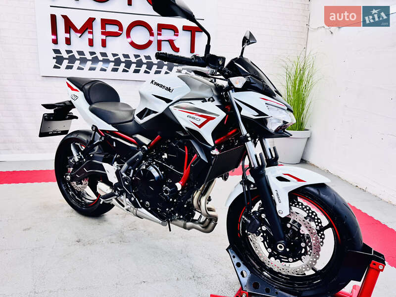 Спортбайк Kawasaki Z 650 2022 в 