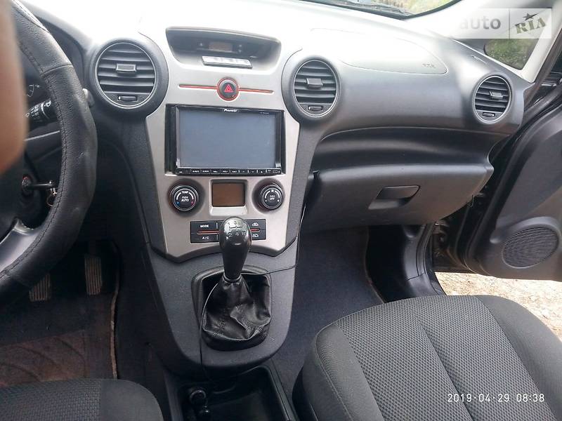 Позашляховик / Кросовер Kia Carens 2008 в Києві
