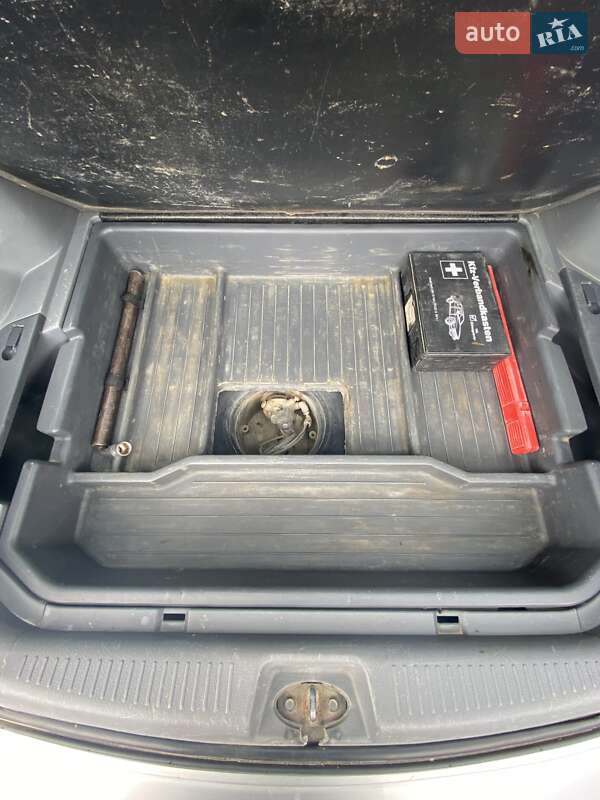 Минивэн Kia Carens 2003 в Новояворовске фото 13 Минивэн Kia Carens 2003 в Новояворовске