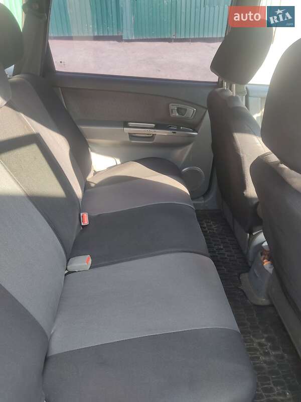 Мінівен Kia Carens 2004 в Києві