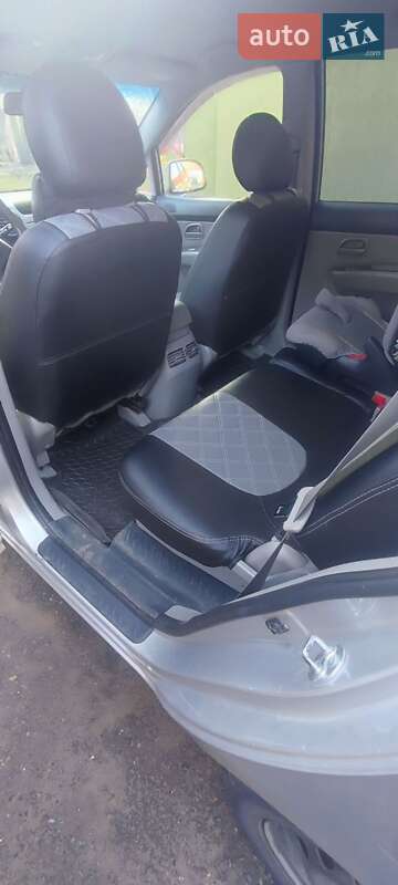 Минивэн Kia Carens 2008 в Ивано-Франково