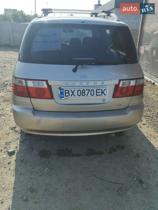 Минивэн Kia Carens 2004 в Новой Ушице