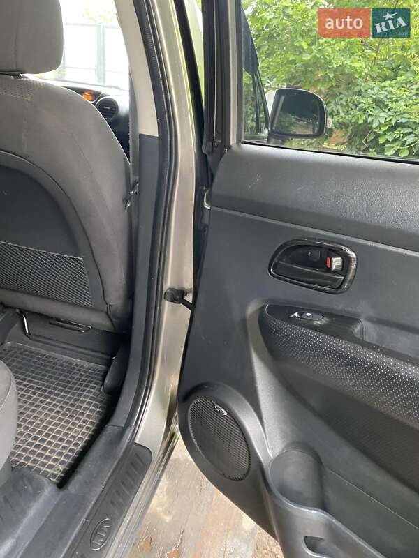 Микровэн Kia Carens 2010 в Кривом Роге