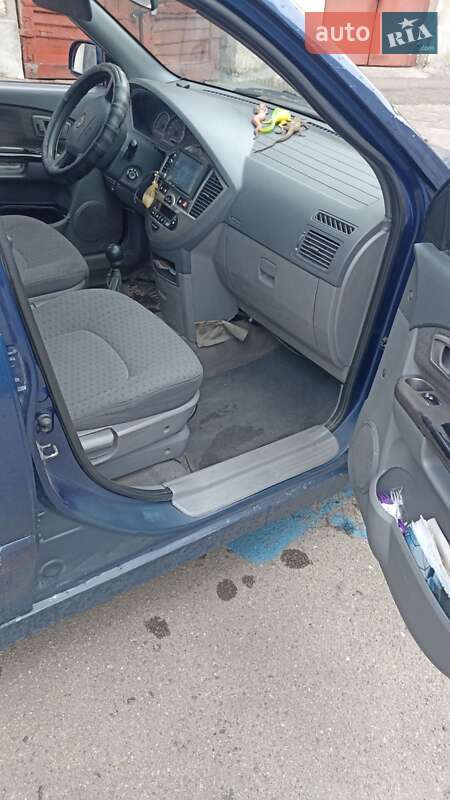 Минивэн Kia Carens 2003 в Львове
