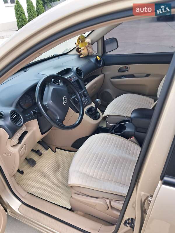 Минивэн Kia Carens 2007 в Киеве