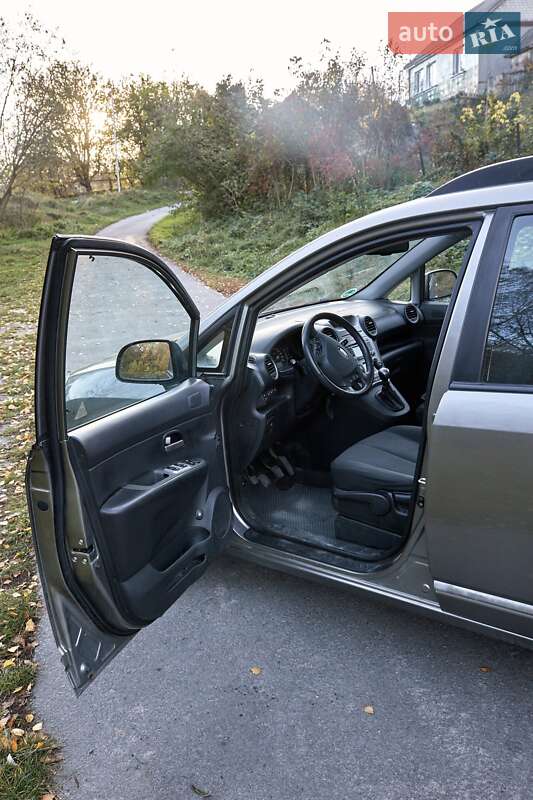 Минивэн Kia Carens 2009 в Звягеле фото 3 Минивэн Kia Carens 2009 в Звягеле