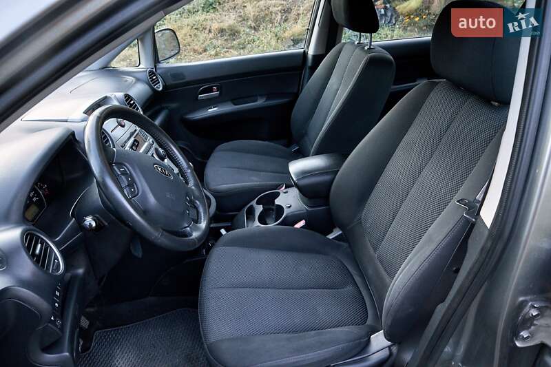 Минивэн Kia Carens 2009 в Звягеле фото 8 Минивэн Kia Carens 2009 в Звягеле