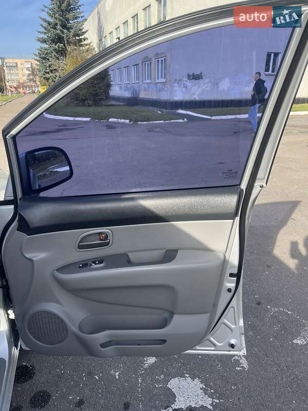 Мінівен Kia Carens 2008 в Рівному