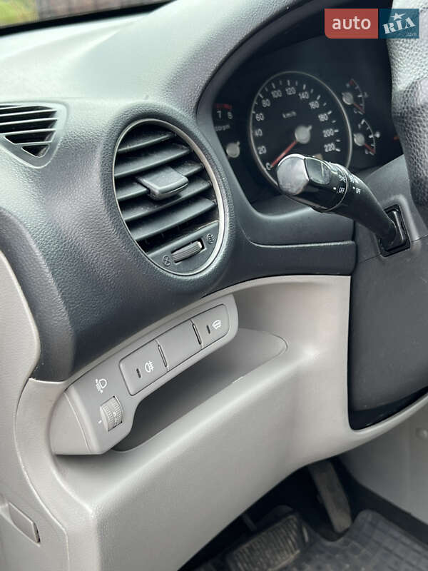 Минивэн Kia Carens 2008 в Белозерье