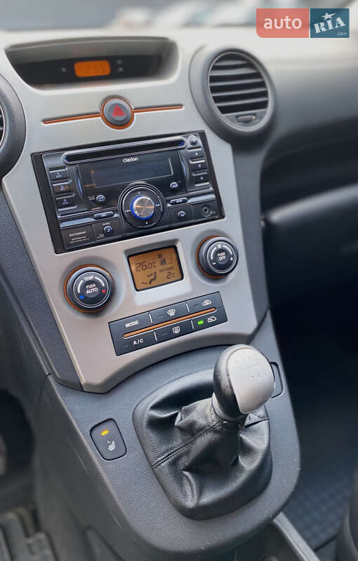 Минивэн Kia Carens 2008 в Житомире